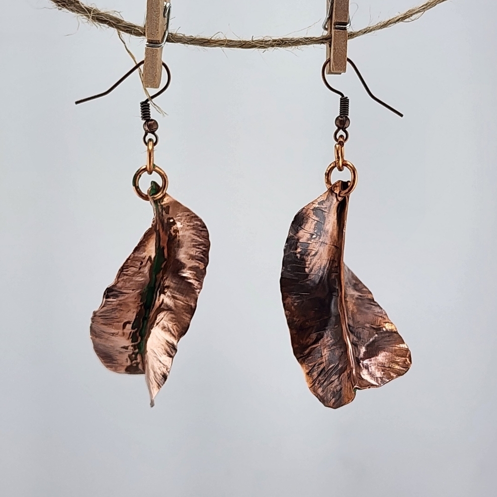 COPPER HAMMERED LEAVES & GREEN PATINA DANGLING EARRINGS - Picture 4 of 10